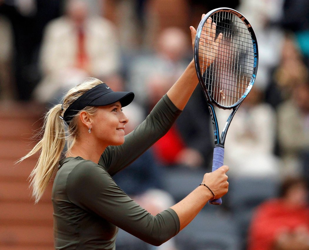Maria Šarapovová děkuje divákům v Paříži po postupu do čtvrtfinále French Open