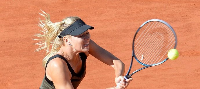 Maria Šarapovová v utkání proti Petře Kvitové v semifinále French Open