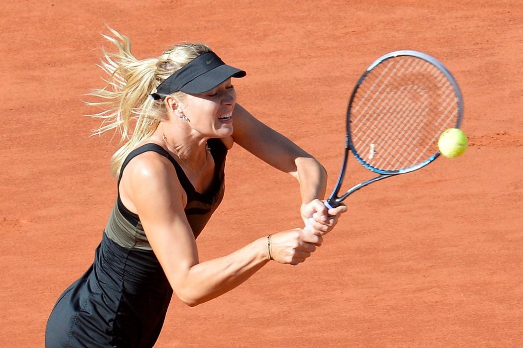 Maria Šarapovová v utkání proti Petře Kvitové v semifinále French Open