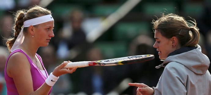 Kvitová se dohaduje s rozhodčí během semifinále French Open proti Marii Šarapovové