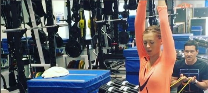Ruská tenistka Maria Šarapovová dře v posilovně, po dopingovém trestu se chce vrátit v oslnivé formě. 