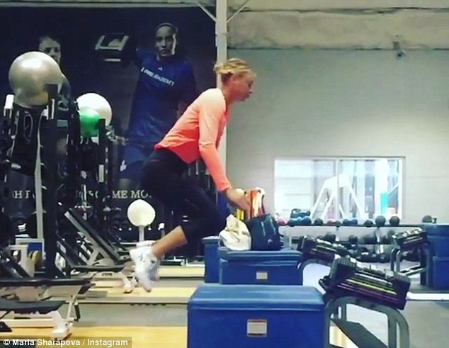 Euská tenistka Maria Šarapovová dře v posilovně, po dopingovém trestu se chce vrátit v oslnivé formě.