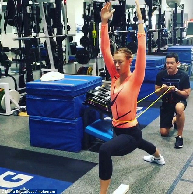 Ruská tenistka Maria Šarapovová dře v posilovně, po dopingovém trestu se chce vrátit v oslnivé formě.