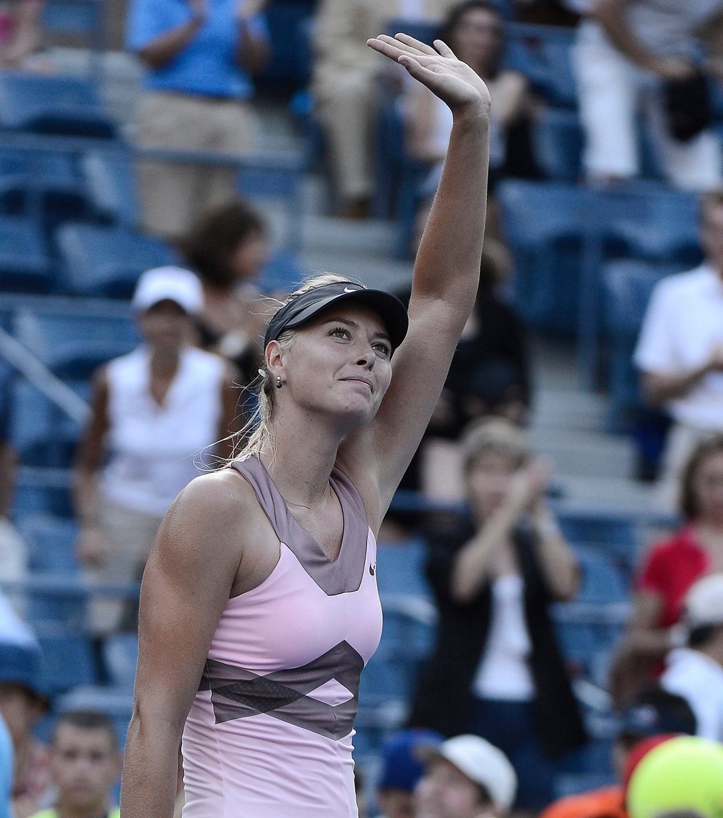 Maria Šarapovová zdraví diváky po vítězství v prvním kole US Open