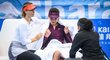 Ruská hvězda Maria Šarapovová několik minut utěšovala svou mladou čínskou soupeřku Wang Sin-jü, která skrečovala zápas kvůli poranění nohy