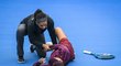 Mladá čínská tenistka Wang Sin-jü skončila v utkání s Marií Šarapovovou v bolestech a kvůli zranění nohy musela skrečovat