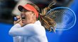 Ruská tenisová hvězda Maria Šarapovová v utkání s Wang Sin-jü