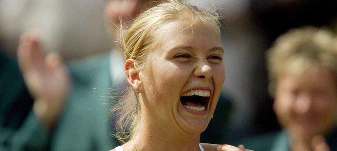 Ruská tenistka Maria Šarapovová se už v sedmnácti letech dočkala prvního triumfu na Wimbledonu