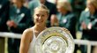 Maria Šarapovová je třetí nejmladší vítězkou tenisového grandslamu v historii, takhle jako sedmnáctiletá hráčka pózovala s trofejí pro vítězku Wimbledonu