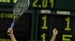 Maria Šarapovová po zisku titulu na Wimbledonu v roce 2004