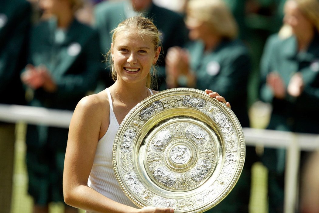 Maria Šarapovová je třetí nejmladší vítězkou tenisového grandslamu v historii, takhle jako sedmnáctiletá hráčka pózovala s trofejí pro vítězku Wimbledonu