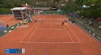 Parádní tenis u Máchova jezera! Česká trojka vyhrála (jen) bláznivou výměnu