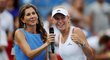 Monika Selešová na kurtu zpovídá dánskou tenistku Caroline Wozniackou