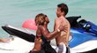 Serena Williamsová na pláži u Miami skáče na nebohého mladíka.