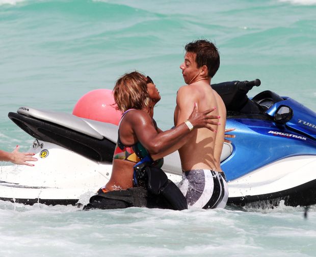 Serena Williamsová na pláži u Miami skáče na nebohého mladíka. Serena Williamsová na pláži u Miami skáče na nebohého mladíka.