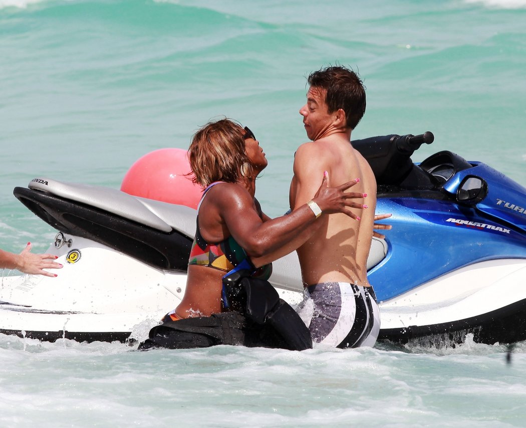 Serena Williamsová na pláži u Miami skáče na nebohého mladíka.