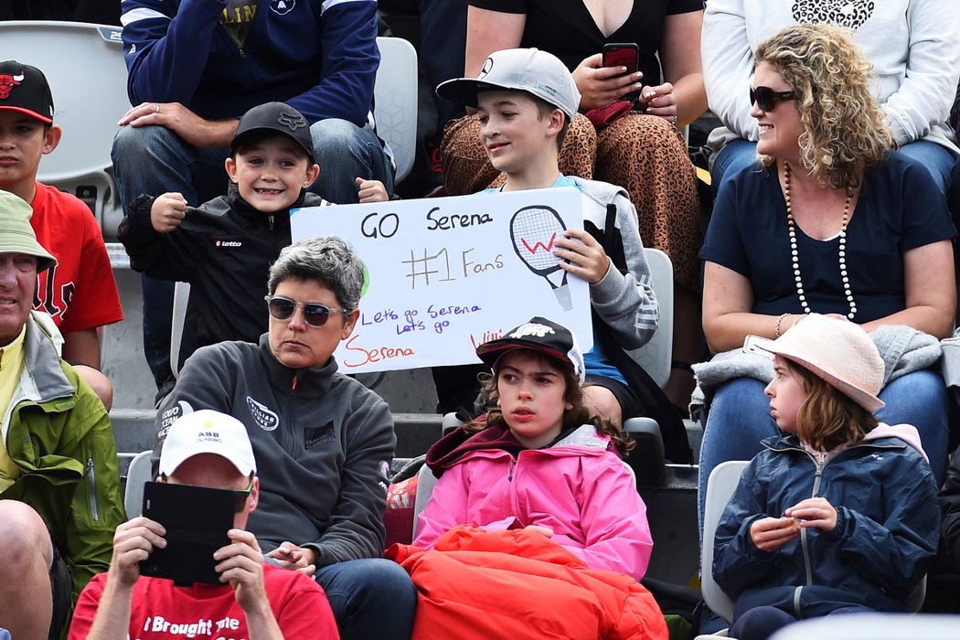 Fanoušci na turnaji na Novém Zélandu, kde podporovali Serenu Williamsovou