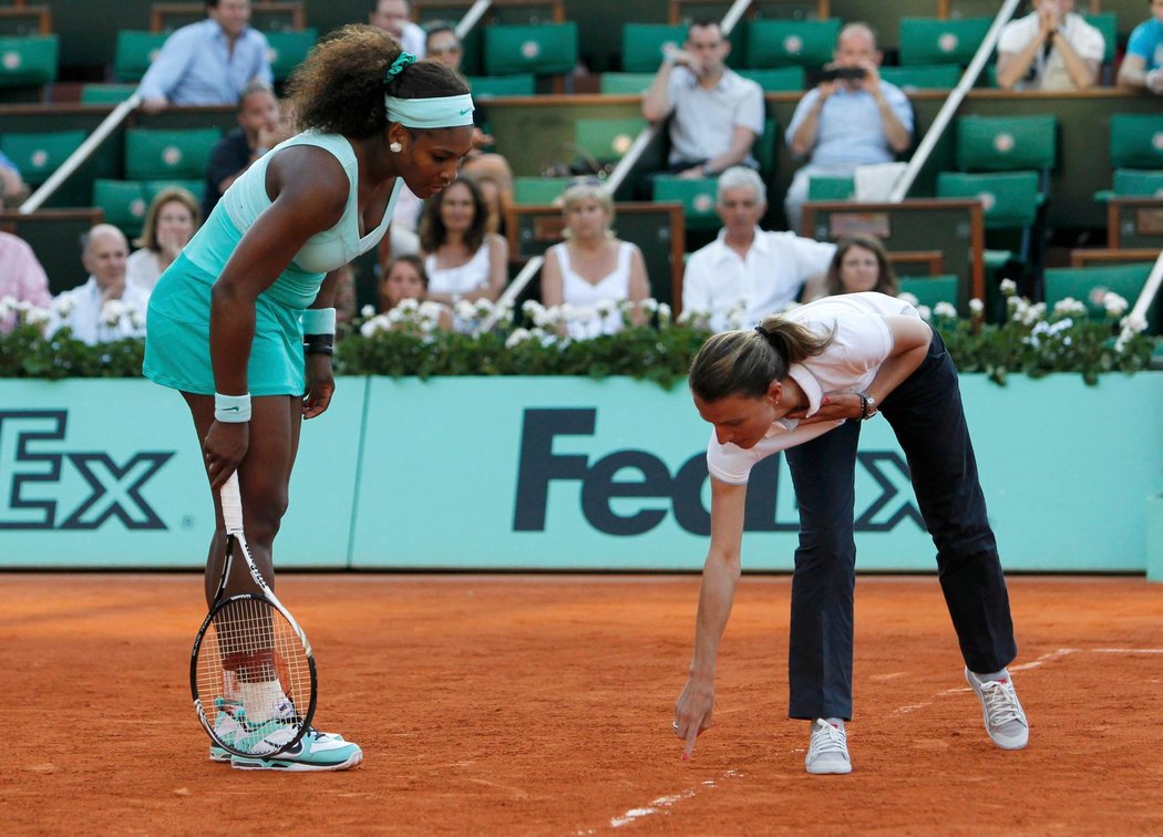 Serena Williamsová diskutuje s rozhodčím během prohraného utkání v prvním kole French Open