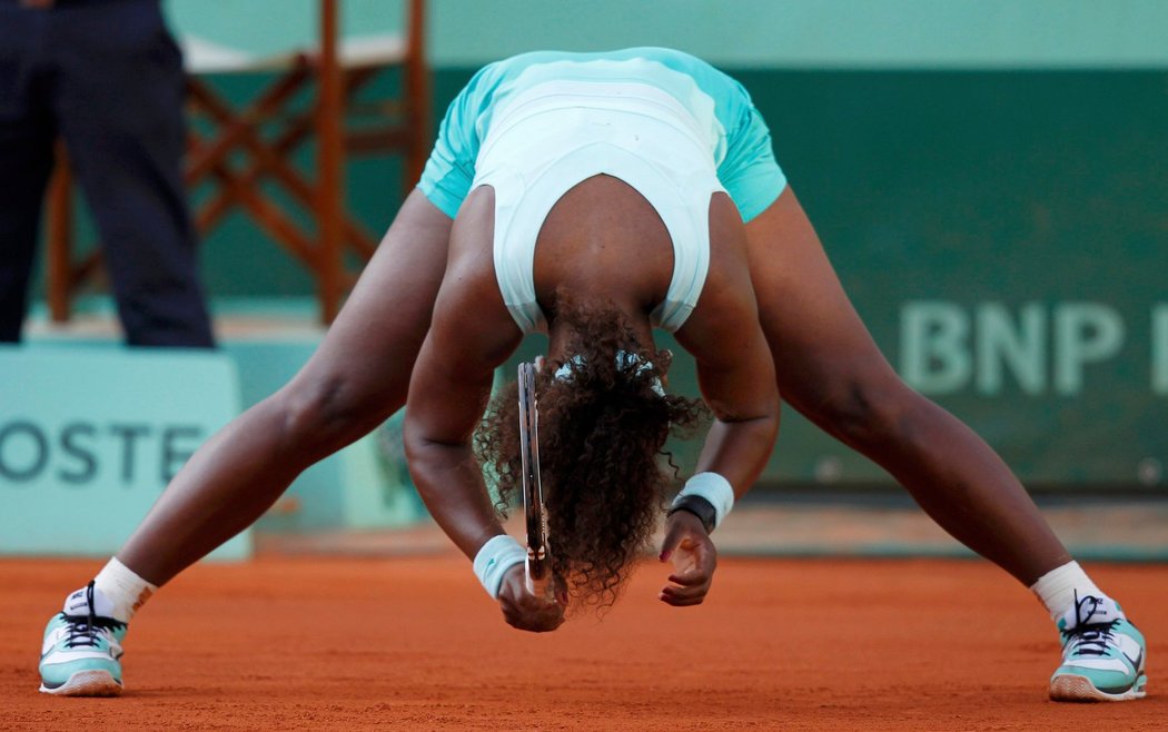 Takhle ne! Serena Williams se rozčiluje během utkání na French Open proti domácí Razzanové