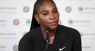 Serena na French Open končí, vzdala Šarapovové: Nemohu podávat!