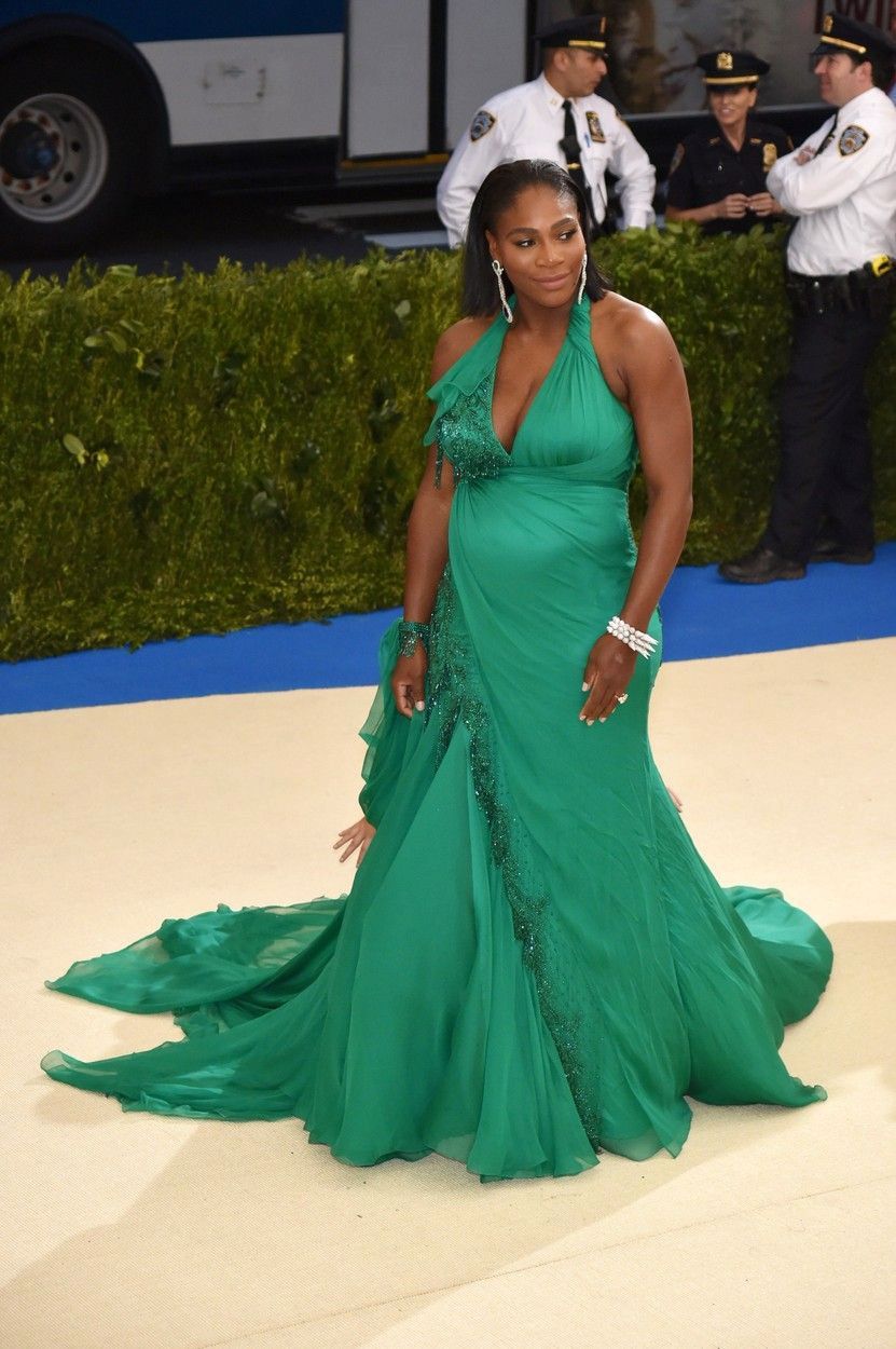 Serena Williams, která před dvěma týdny oznámila, že je těhotná, se v doprovodu snoubence Alexise Ohaniana objevila na tradiční společenské akci Met Gala