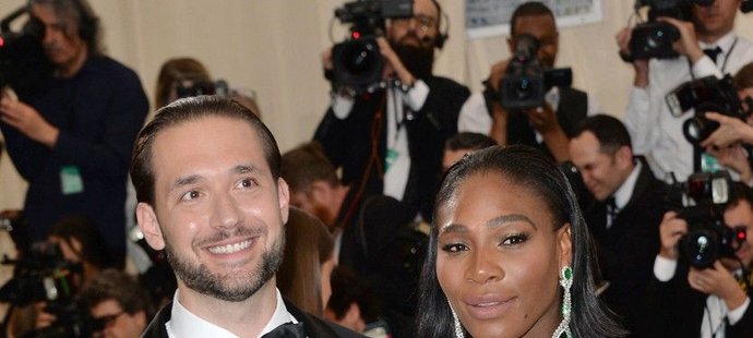 Serena Williamsová, která před dvěma týdny oznámila, že je těhotná, se v doprovodu snoubence Alexise Ohaniana objevila na tradiční společenské akci Met Gala.