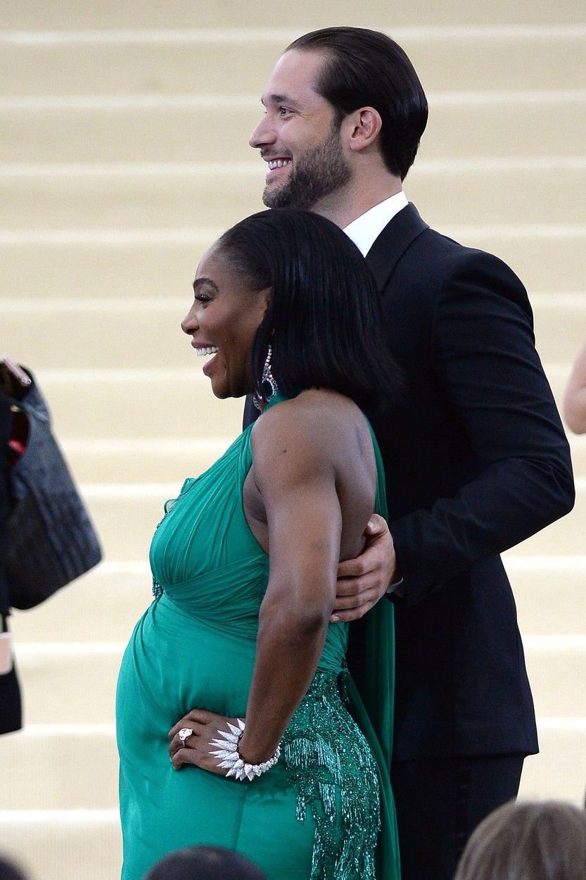 Serena Williamsová, která před dvěma týdny oznámila, že je těhotná, se v doprovodu snoubence Alexise Ohaniana objevila na tradiční společenské akci Met Gala.