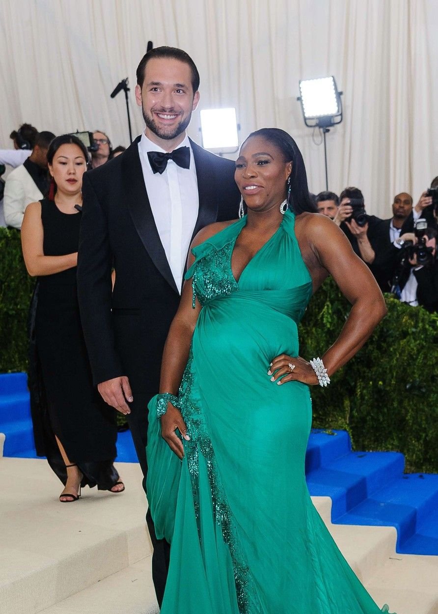 Serena Williamsová, která před dvěma týdny oznámila, že je těhotná, se v doprovodu snoubence Alexise Ohaniana objevila na tradiční společenské akci Met Gala.