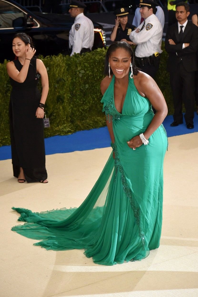 Serena Williamsová, která před dvěma týdny oznámila, že je těhotná, se v doprovodu snoubence Alexise Ohaniana objevila na tradiční společenské akci Met Gala.