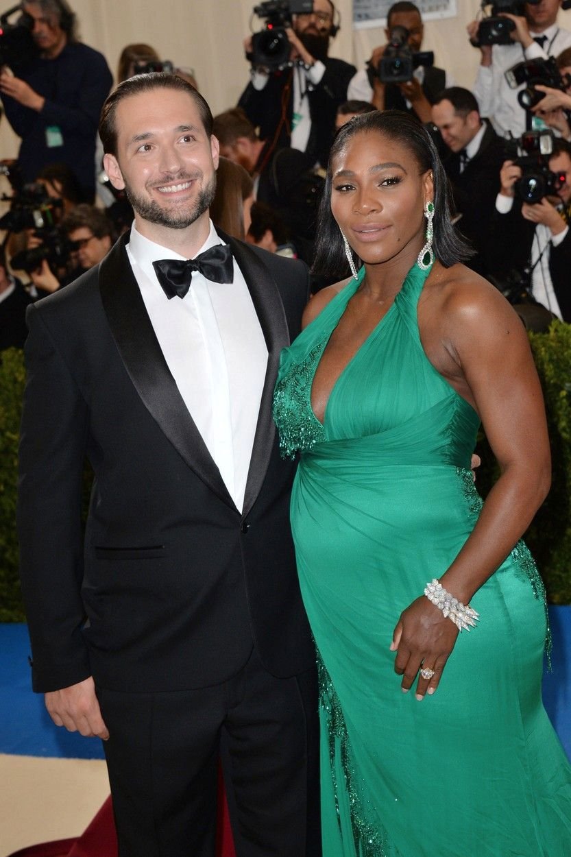 Serena Williams, která před dvěma týdny oznámila, že je těhotná, se v doprovodu snoubence Alexise Ohaniana objevila na tradiční společenské akci Met Gala