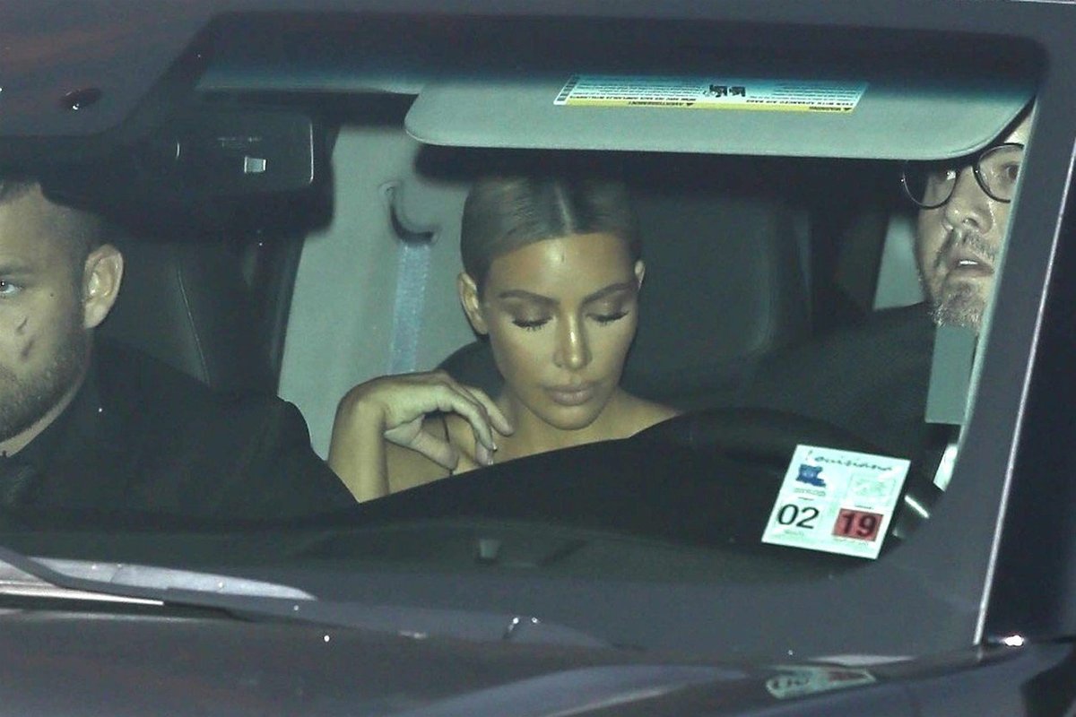 Kim Kardashian a její glamour look ve chvíli, kdy míří na svatbu Sereny Williamsové