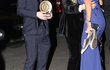 Herec Colton Haynes s dárkem, kterým byla replika trofeje z Wimbledonu, se zdraví s Caroline Wozniackou a jejím snoubencem, basketbalistou Davidem Lee Herec Colton Haynes s dárkem, kterým byla replika trofeje z Wimbledonu, se zdraví s Caroline Wozniackou a jejím snoubencem, basketbalistou Davidem Lee