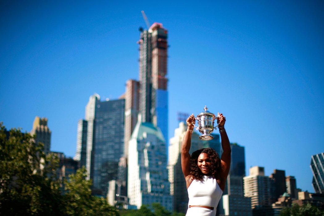 Serena Williamsová si s pohárem pro vítězku US Open zahrála na modelku