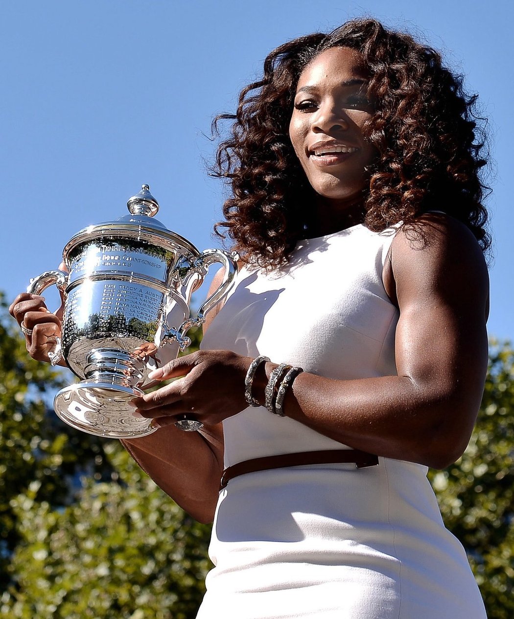 Den po svém vítězství ve finále US Open si Serena Williamsová zahrála na modelku a ukázala světu pohár pro šampionku