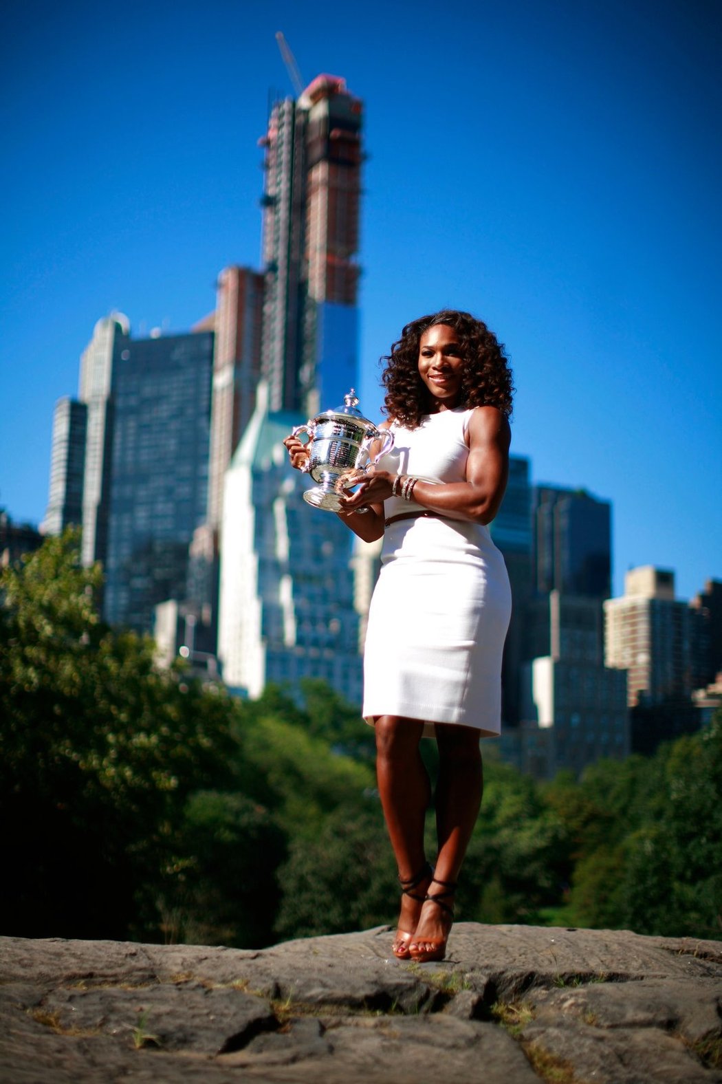 Serena Williamsová ovládla bílý sport. A teď ovládne stránky časopisů svými bílými šaty