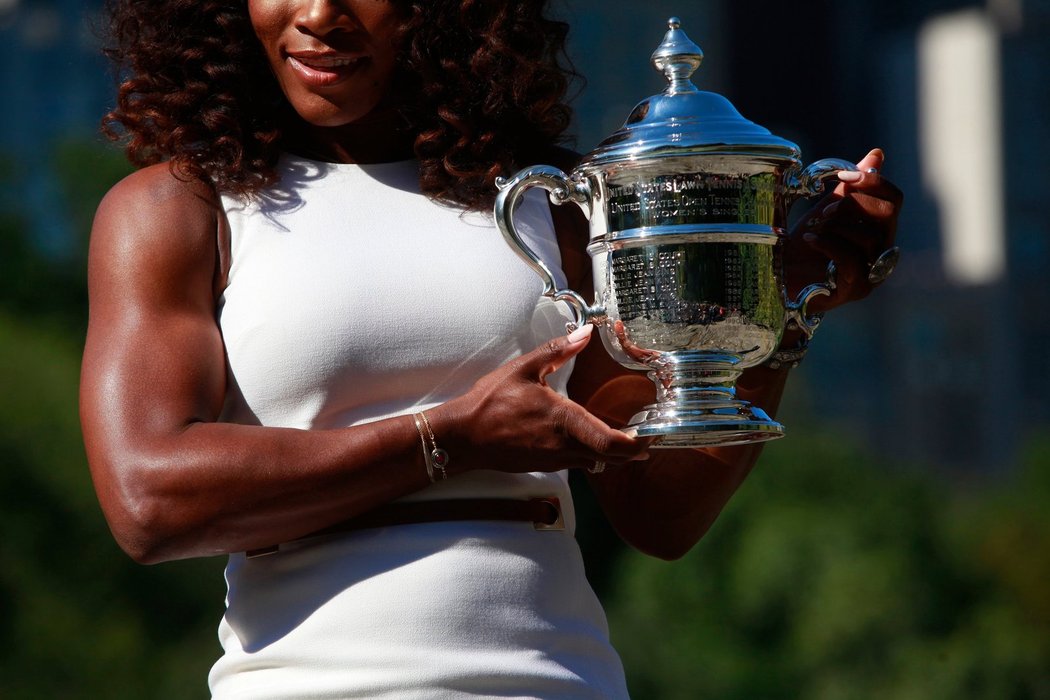 Trofej pro vítězku US Open. Serena Williamsová se z ní může radovat už popáté