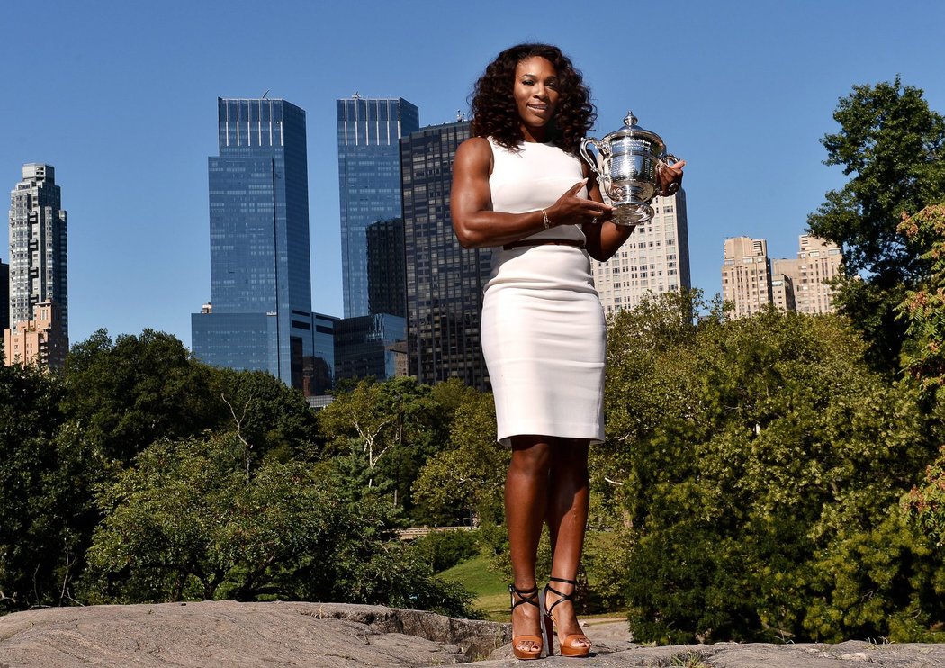 Serena Williamsová si s pohárem pro vítězku US Open zahrála na modelku