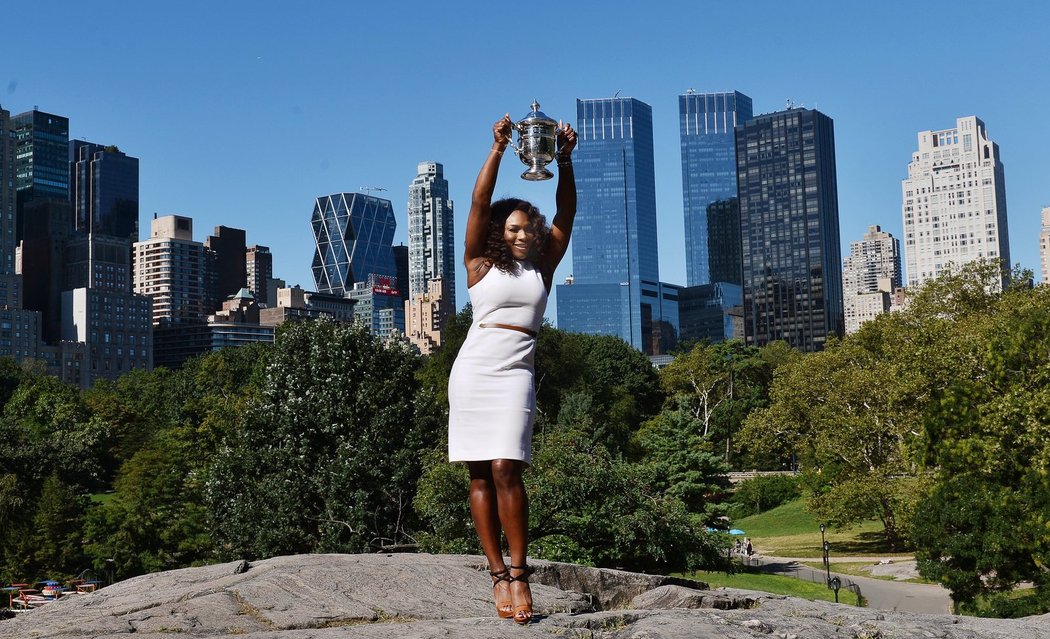 Americká tenistka Serena Williamsová pózuje v Central Parku s trofejí z US Open