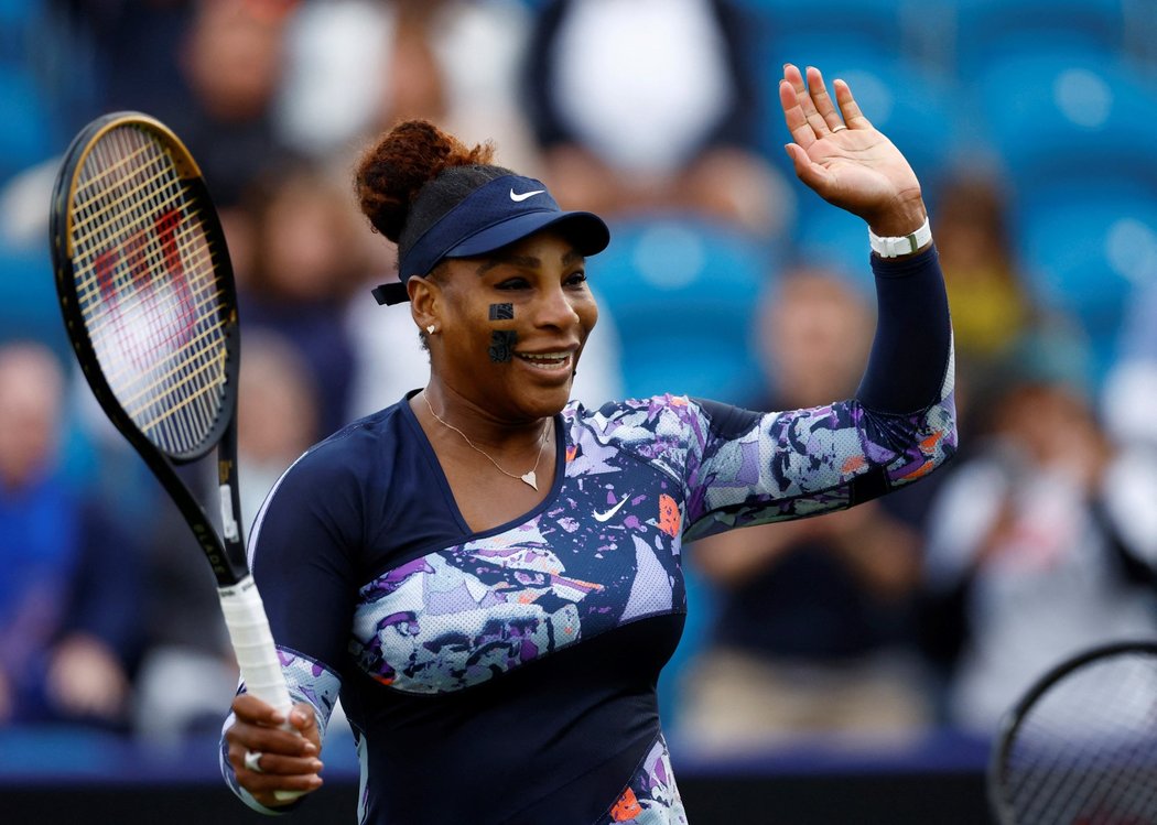 Serena Williamsová se raduje po výhře ve čtyřhře v Eastbourne