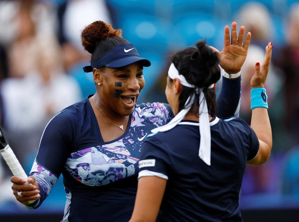 Serena Williamsová oslavuje výhru s tuniskou spoluhráčkou získaný míček v Eastbourne
