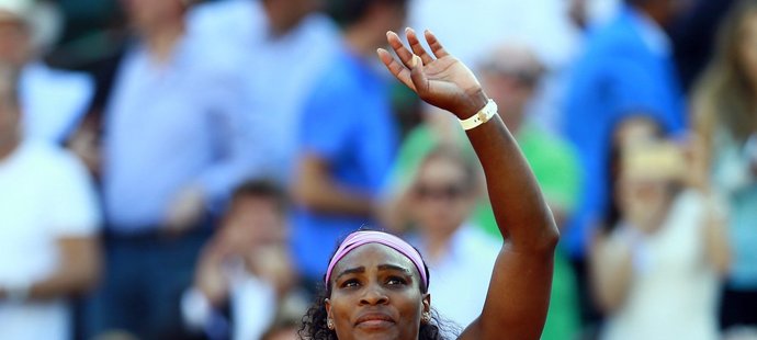 Serena Williamsová děkuje divákům po vítězném semifinále