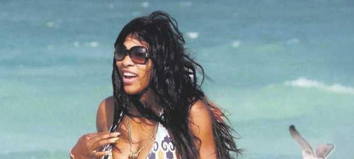 Serena Williamsová vypadala na pláži jako z Pobřežní hlídky