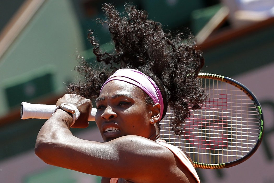 Serena Williamsová bojuje ve finále French Open.