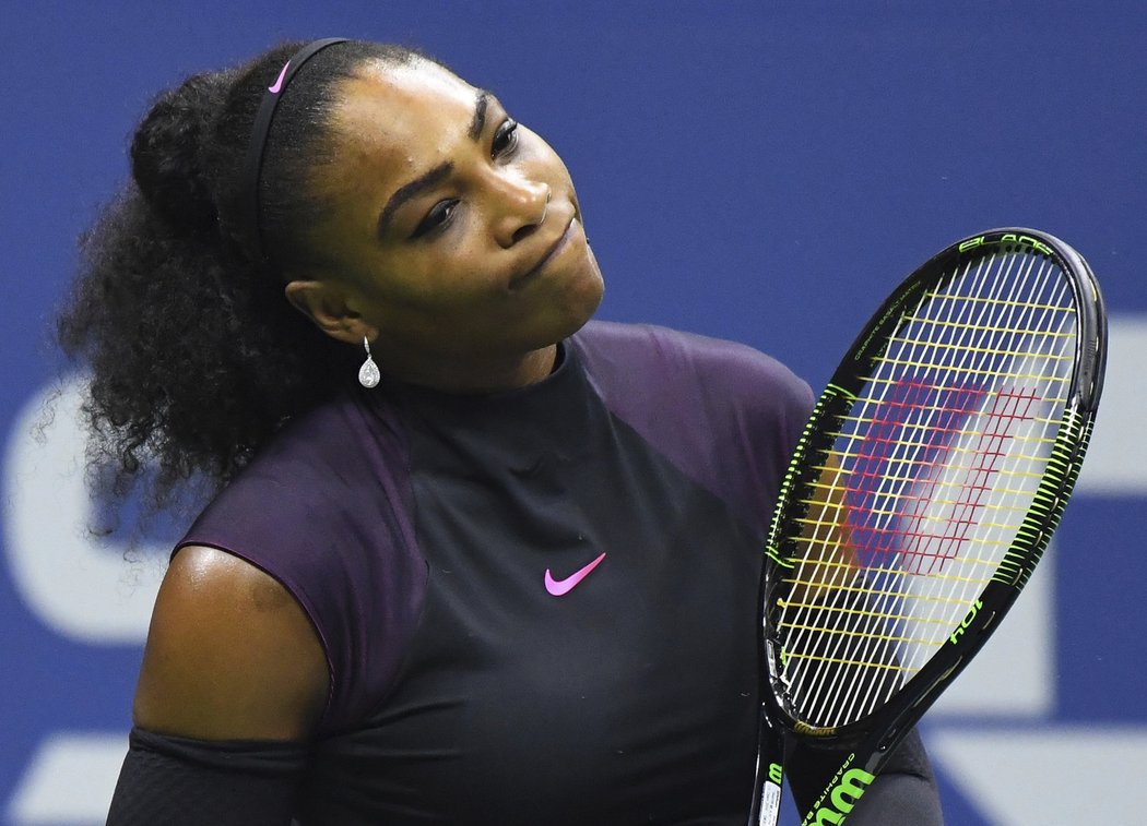 Druhá tenistka světa Serena Willimasová bude v Singapuru chybět kvůli problémům s ramenem.