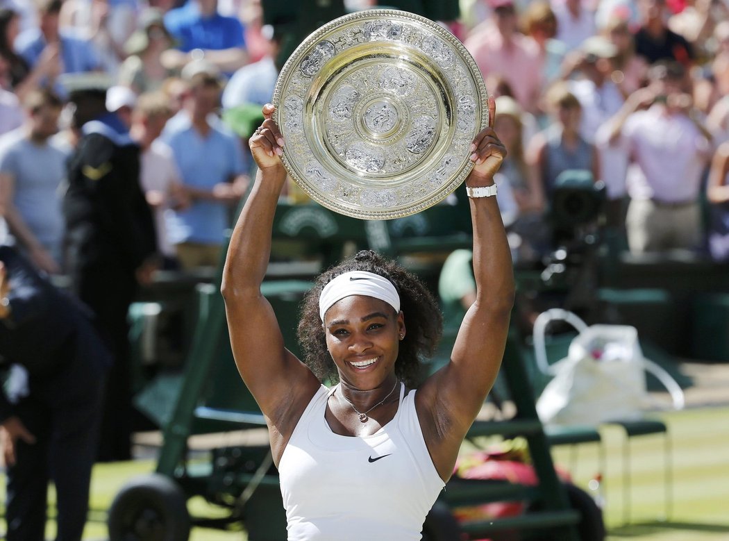 Serena Williamsová se těší z trofeje pro vítězku ženské dvouhry na Wimbledonu