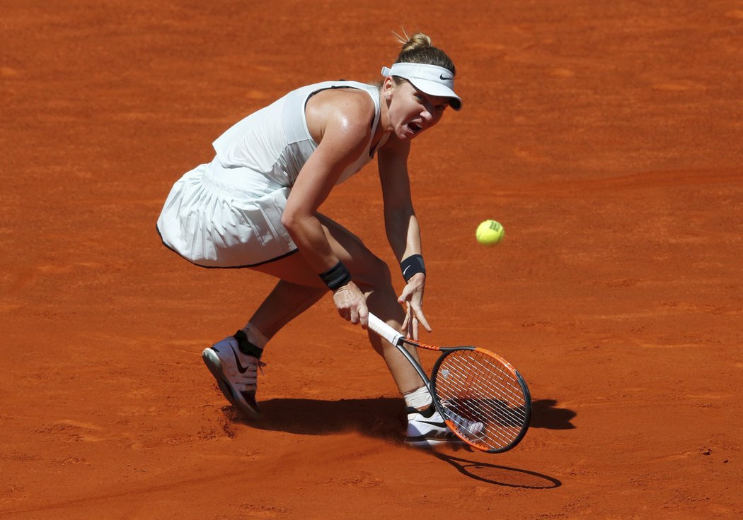 Simona Halepová v souboji s Karolínou Plíškovou