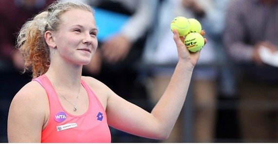 Kateřina Siniaková zdolala ve finále turnaje v Šen-čenu Američanku Alison Riskeovou 6:3, 6:4 a získala první titul na okruhu WTA ve dvouhře.