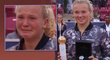 Kateřina Siniaková byla po posledním míčku velmi dojatá a při slavnostním ceremoniálu se neubránila slzám.
