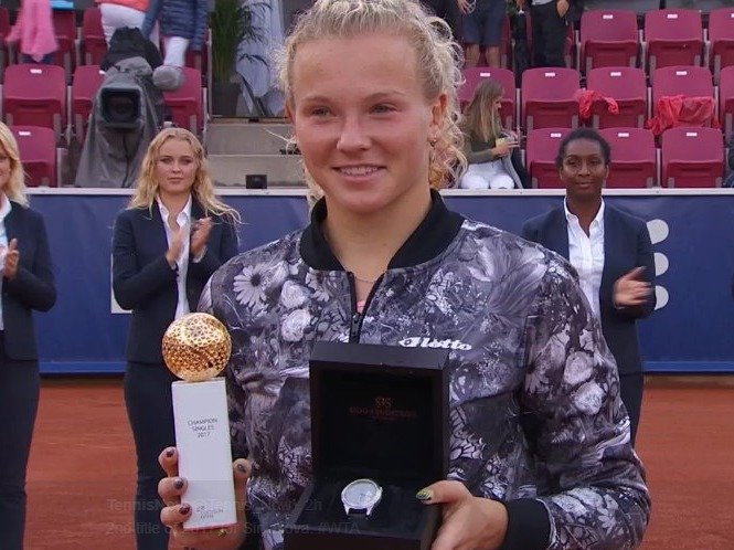 Kateřina Siniaková porazila ve finále antukového turnaje v Bastadu nejvýš nasazenou Dánku Caroline Wozniackou 6:3, 6:4