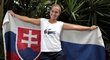 Dominika Cibulková pózuje se slovenskou vlajkou. Doma se jí ale nechce moc platit daně ani pojistné.
